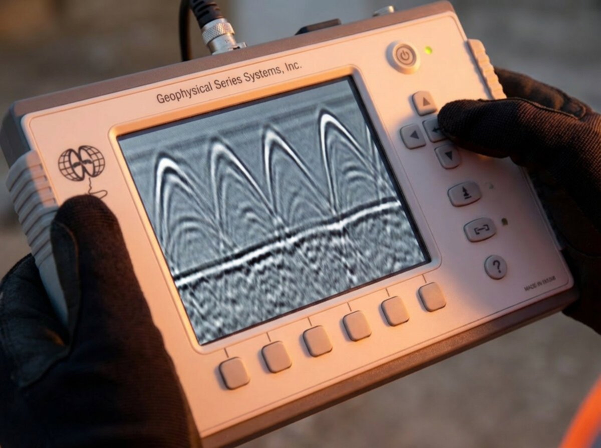 GSSI ground penetrating radar screen showing subsurface scan results